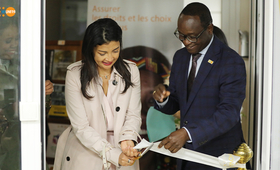 First Lady of Madagascar cuts symbolic ribbon to inaugurate Innovation Room @UNFPA/Joela R.