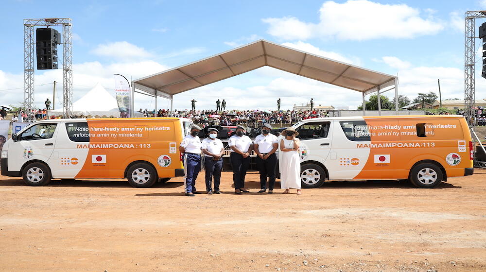 Remise de bus pour la Brigade Féminine de Proximité par le Japon et UNFPA