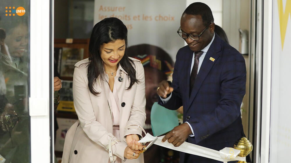 First Lady of Madagascar cuts symbolic ribbon to inaugurate Innovation Room @UNFPA/Joela R.