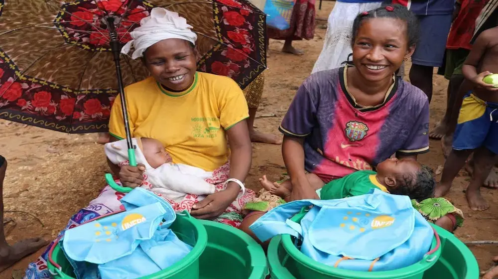 UNFPA met à disposition des kits de dignité et d’accouchement pour renforcer la résilience des femmes après les inondations